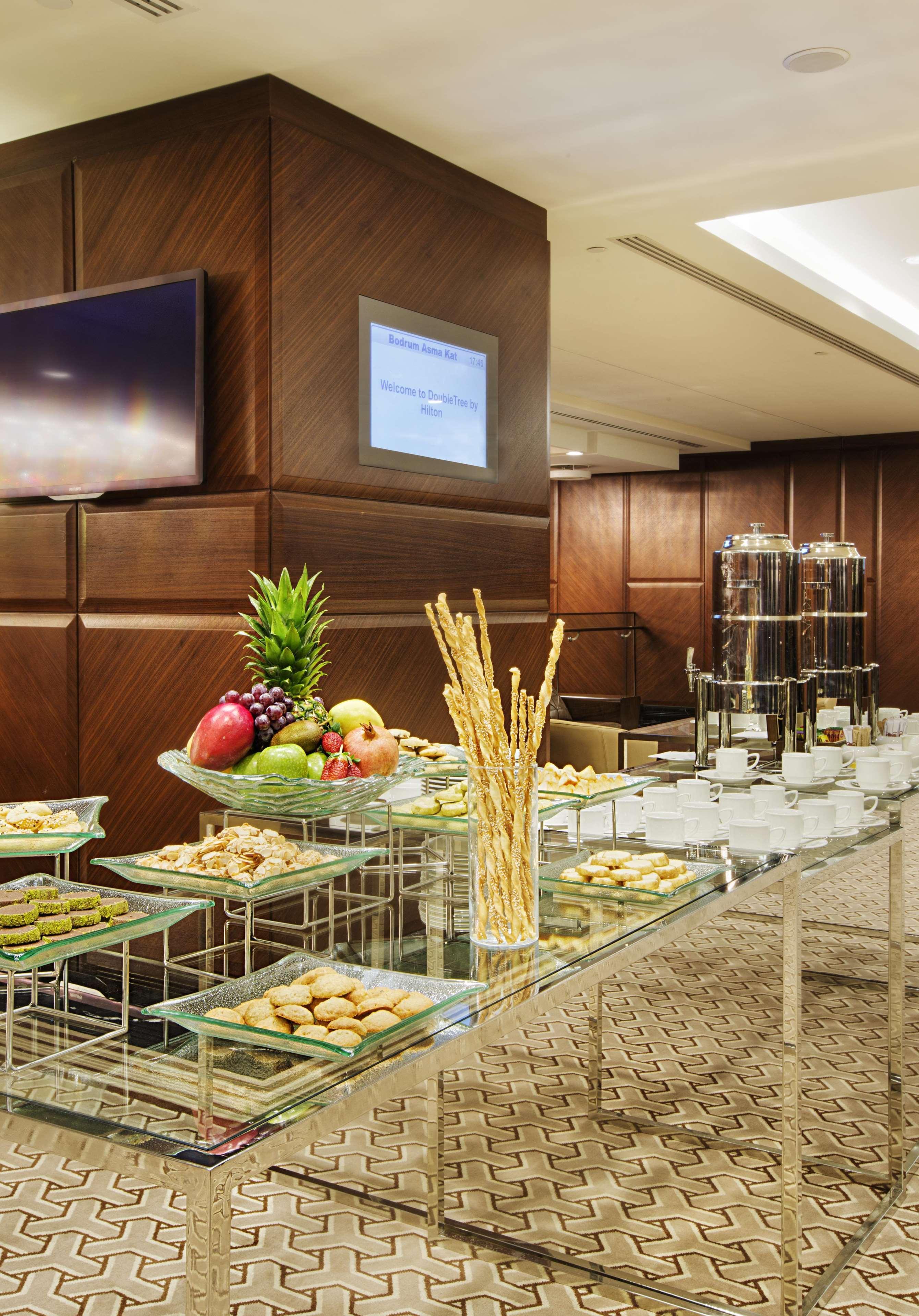 Doubletree By Hilton Istanbul-Avcilar Hotel Exterior photo A buffet at a hotel